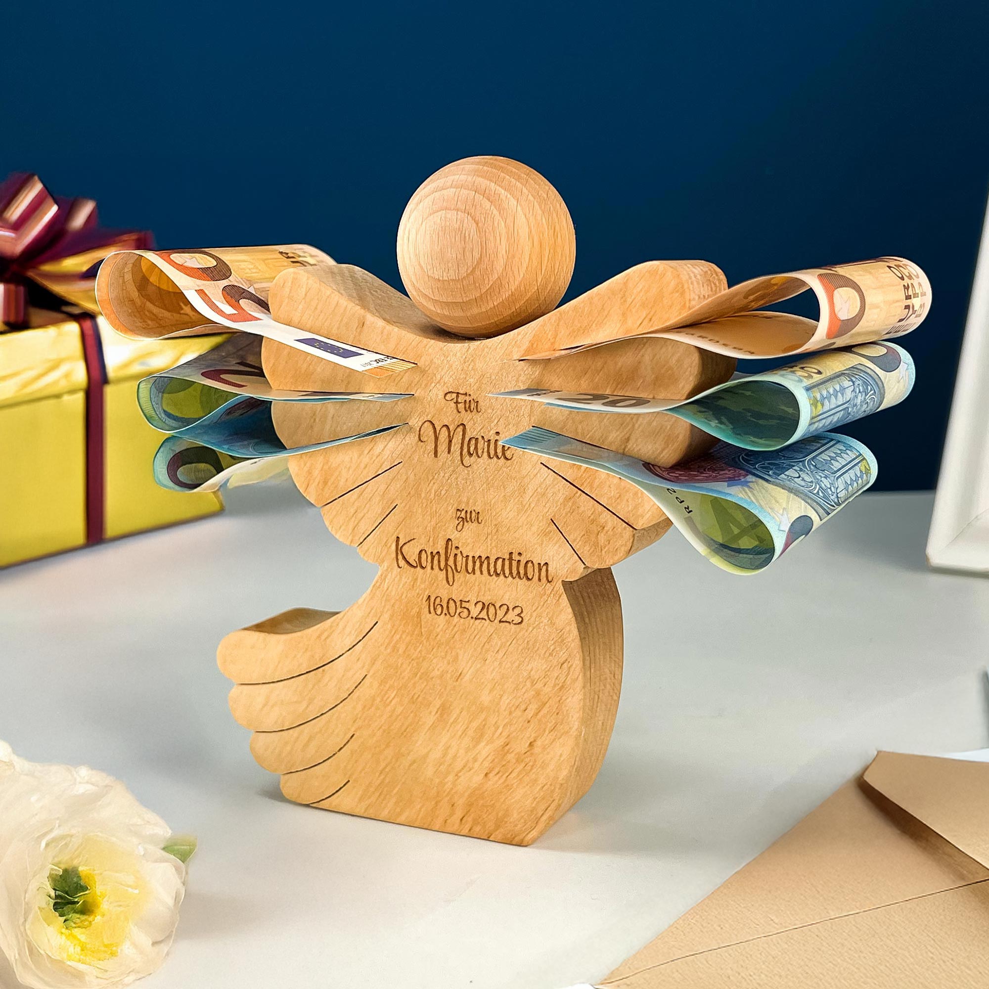 Engel aus Holz mit Schweif - personalisiert zur Konfirmation
