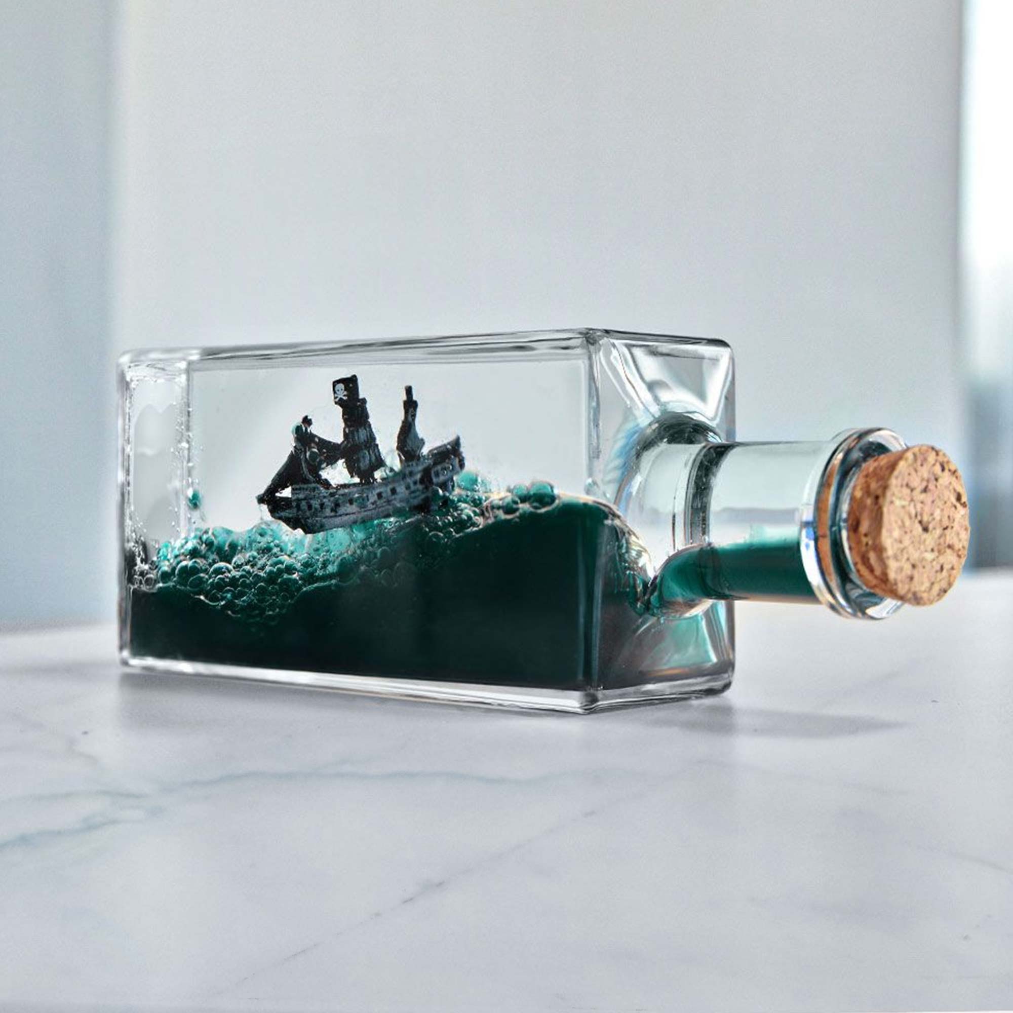 Unsinkbares Piraten Schiff in der Flasche - Büro Gadget