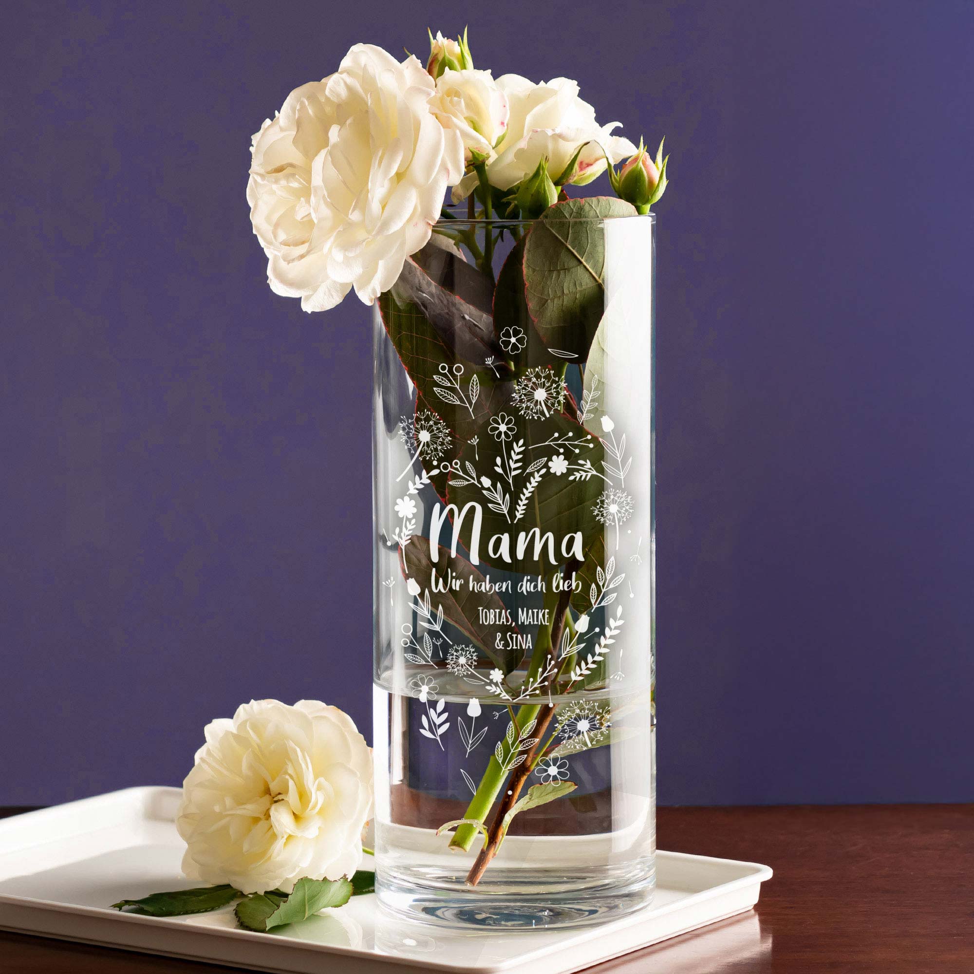 Runde Vase mit Blumenherz Gravur - personalisiert für Mama