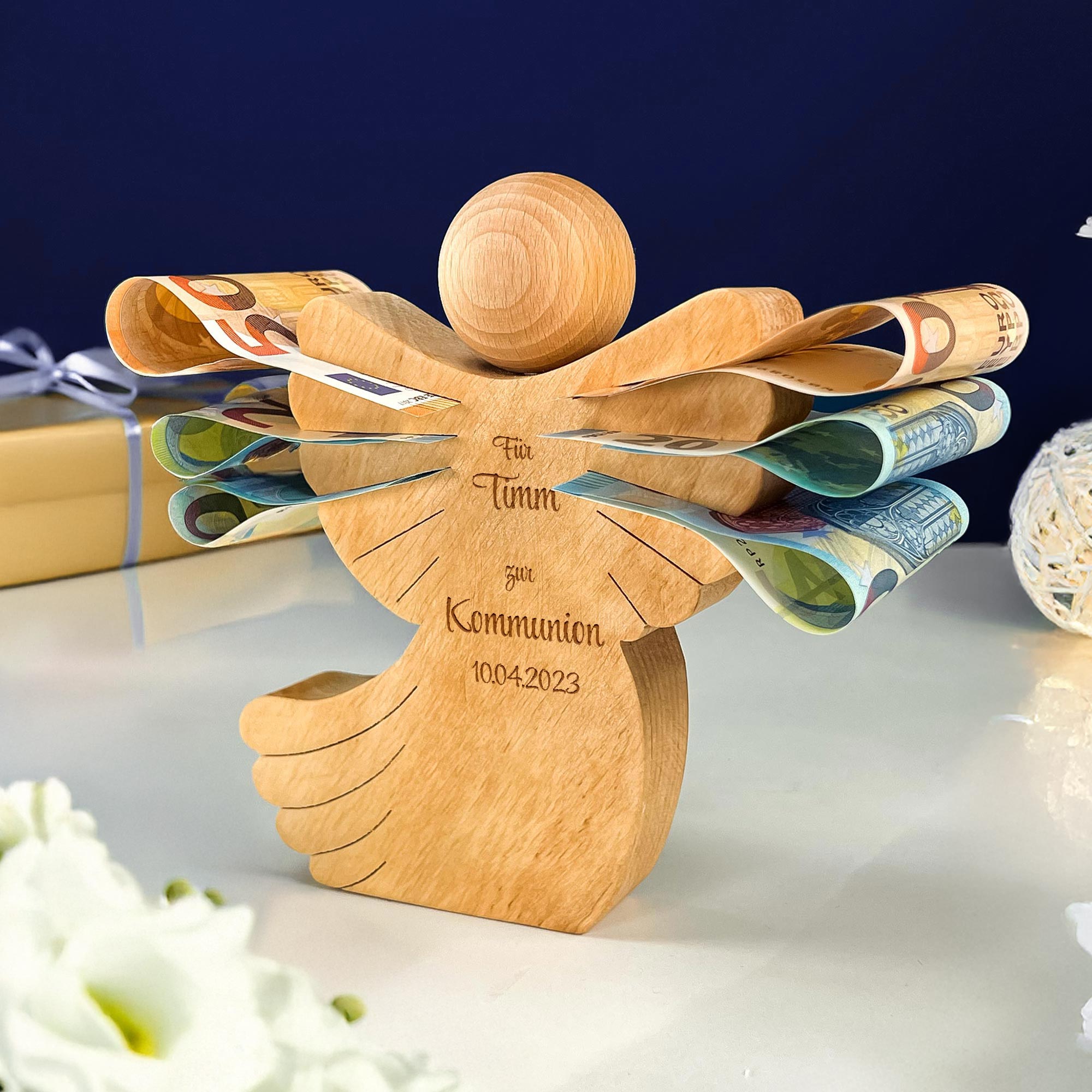 Engel aus Holz mit Schweif - personalisiert zur Kommunion