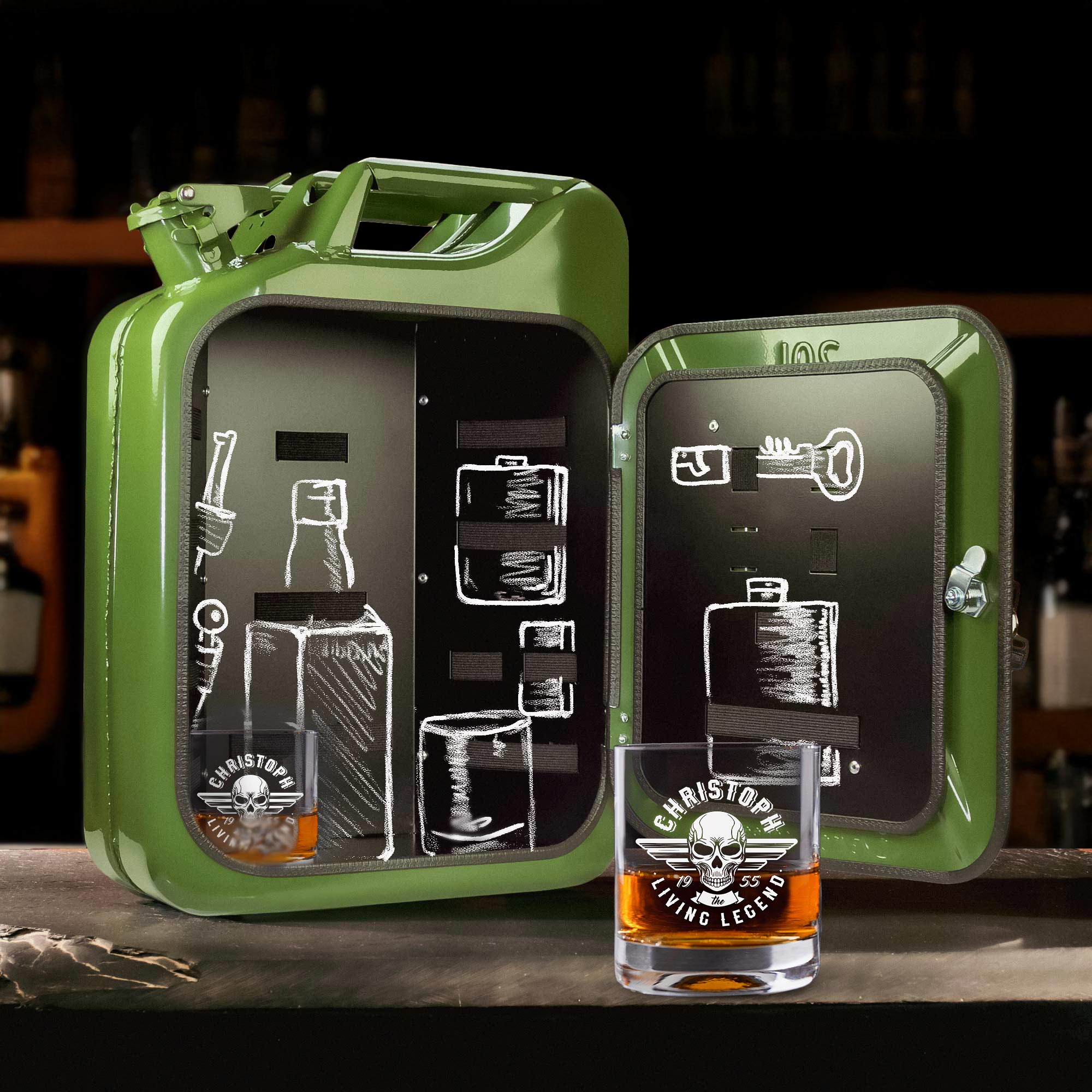 Grüne Kanister Mini Bar mit 2 Whiskygläsern - Totenkopf Gravur