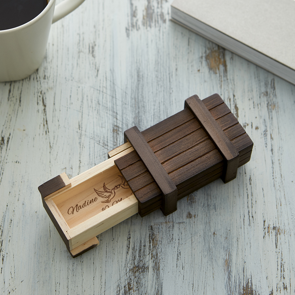 Magische Geschenkbox mit Gravur zur Hochzeit - Dunkles Holz Magische Geschenkbox mit Gravur zur Hochzeit - Dunkles Holz