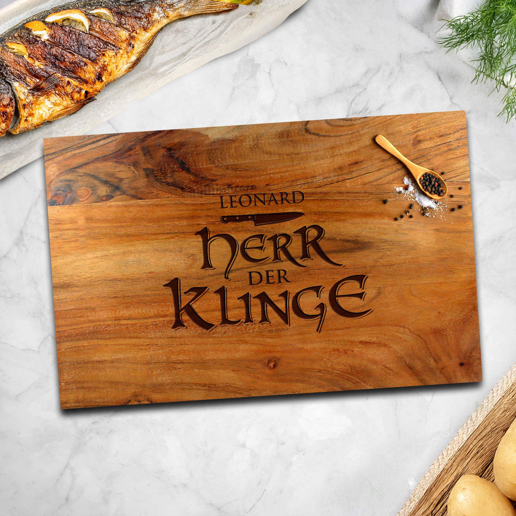 Personalisierter Schneideblock mit Griffmulden - Herr der Klinge Gravur Personalisierter Schneideblock mit Griffmulden - Herr der Klinge Gravur